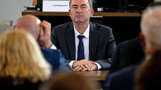 Hüllt sich in Schweigen: Bayerns Vize-Ministerpräsident Hubert Aiwanger bei der Sondersitzung des Landtags.