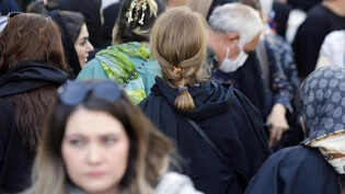 Teheran am Mittwoch: Ein Jahr nach der Ermordung von Mascha Amini wegen eines nicht korrekt getragenen Kopftuchs gehen viele iranische Frauen ganz ohne Kopfbedeckung aus dem Haus.