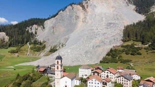 Ein Stück Normalität: Der Schuttstrom in Brienz/Brinzauls ist knapp drei Monate her. Auch wenn Gesteinsbrocken noch die Landschaft verunstalten, kehrt bei den Bewohnerinnen und Bewohnern der Alltag ein.