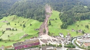 Immer noch in Bewegung: Der Hang in Schwanden rutscht auch am Freitag weiter, wie Drohnenbilder der Gemeinde Glarus Süd zeigen.