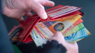 Mehr Geld im Portemonnaie: Das Davoser Stimmvolk wird im Dezember über das Budget 2024 entscheiden, das eine Steuerfusssenkung von acht Prozent beinhaltet. 