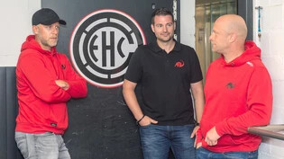 Vor der neuen Saison: Trainer Reto von Arx, Sportchef Roger Lüdi sowie Trainer Jan von Arx (von links) leiten die sportlichen Geschicke des EHC Chur.