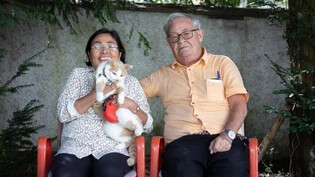 Die Katze bleibt: Imelda und Bruno Andreotti sitzen mit Mausi in Matt im Garten des Ehepaars Wüthrich, bei dem die drei Unterschlupf gefunden haben, nachdem die Schlammlawine in Schwanden ihr Haus verschüttet hat.