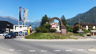 Euer Liebling: Der Ende der 1990er-Jahre erstellte Tor-zum-Glarnerland-Kreisel in Näfels gewinnt die Wahl zum schönsten Kreisel im Glarnerland deutlich.