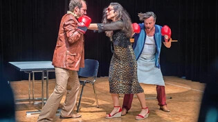 Boxkampf wegen Rita: An der Probe in Zürich ist Bariton Chasper Curò Mani (links) als Gasparo zu sehen, der sich mit Tenor Daniel Bentz (Beppe) um Mezzosopranistin Gianna Lunardi als Rita streitet.  