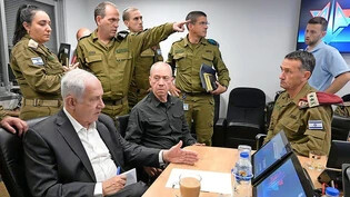 Am Tag nach der Hamas-Attacke: Israels Regierungschef Benjamin Netanjahu lässt sich vom Militär über die Lage orientieren.