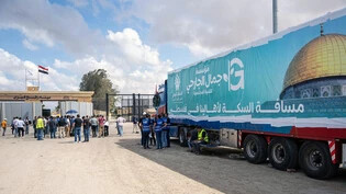 Ausgebremst: Ein Lastwagen eines humanitären Hilfskonvois für den Gazastreifen parkt vor dem Grenztor von Rafah in Ägypten. 