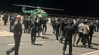 In der Nacht auf Montag: Menschen laufen auf ein Flugfeld des Flughafens in Machatschkala im Nordkaukasus und rufen antisemitische Parolen. 