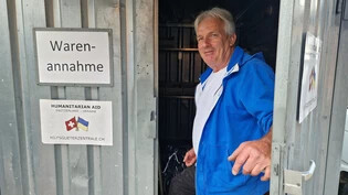 Sammlung für die Ukraine: Bei der Gipserhütte in Ennenda hat Hansjürg Hess einen offenen Container für Hilfsgüter eingerichtet.