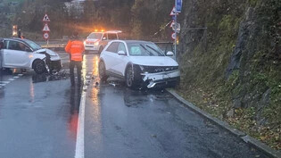 Zwei Mal Totalschaden: Bei einem Unfall auf der Kerenzerbergstrasse in Mühlehorn wurde eine Person verletzt. Es kam zu Verkehrsbehinderungen.