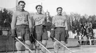 Der legendäre «ni-Sturm»: Hans Cattini, Bibi Torriani und Pic Cattini (von links) posieren 1934 auf dem Dolder in Zürich mit dem Meisterpokal.