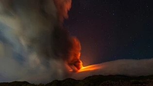 Kilometerdicke Wolkendecke: Der Ätna-Vulkan auf Sizilien hat in der Nacht auf Montag wieder Lava und Asche gespuckt. 