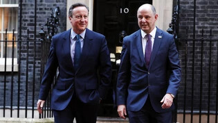Back in business: Der neue britische Aussenminister David Cameron (links) und ein Sekretär seines Departements verlassen am Montag die Downing Street 10 in London.  
