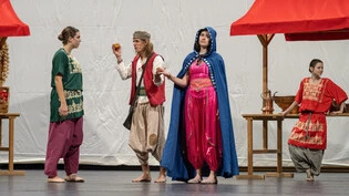 Eine Marktszene: Proben für das Stück «Aladin und die Wunderlampe» im Theater Chur.  