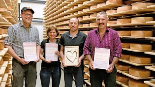 Alpen-Gold: Melgg Mächler (von links), Andrea und Franz Weber sowie Bert Horner freuen sich über die Auszeichnungen. 
