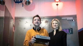 In den Startlöchern: Peter Disch alias DJ P. und Initiantin Zorica Reithebuch freuen sich auf die barrierefreie Party im «Holästei» in Glarus.