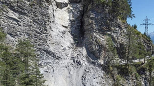 Wuchtiger Aufprall: Der Felssturz im Alten Schin hat den nationalen Radwanderweg auf einer Länge von 20 bis 25 Metern komplett in die Tiefe gerissen.