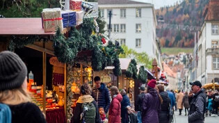 Vorweihnachtszeit geniessen mit Glühwein und Zimtsternen: Impressionen vom Christkindlimarkt an der Churer Bahnhofstrasse vom 24. November 2023.