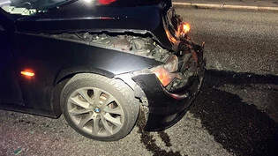 Crash im Stau: Am Donnerstagabend kracht eine Autofahrerin mit ihrem BMW in ein vor ihr stehendes Auto.