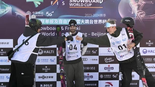 Fistbumb beim Big Air in Peking: Andri Ragettli (rechts) auf Rang 3 und der zweitplatzierte Kanadier Édouard Therriault beglückwünschen sich – beobachtet von Sieger Alexander Hall aus den USA.
