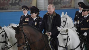Hält die Zügel in der Hand: Kremlchef Wladimir Putin inszeniert sich gerne als starker Mann, wie etwa hier beim Besuch eines Polizeiregiments 2019 in Moskau.