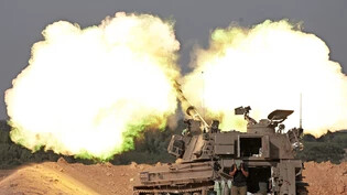 Wenige Stunden vor Beginn des Chanukka-Fests: Eine israelische Artillerieeinheit beschiesst Ziele im Gazastreifen von einem Standort nahe der Grenze zwischen Israel und Gaza.