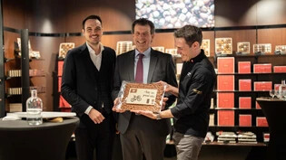 «Avec un grand merci»: CEO Johannes Läderach (von links) eröffnet mit dem Schweizer Botschafter Roberto Balzaretti und Chief Creative Officer Elias Läderach die neue Läderach-Filiale in Paris. 