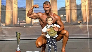 Begeistert: Der Schänner Bodybuilder Marc Zweifel freut sich mit Tochter Chiara-Anastasiya über seinen Erfolg.