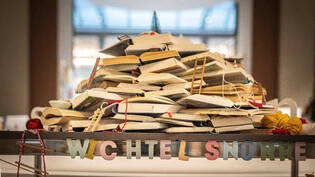 Der Ursprung der Idee: In der Landesbibliothek in Glarus wächst zurzeit ein Weihnachtsbaum aus Büchern. 