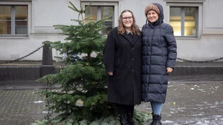 Der Baum ist leergepflückt: 160 Wunschzettel haben Bianca Martinelli (links) und Natalia Baumgartner auf dem Rathausplatz aufgehängt. Nach einem halben Tag waren alle Wünsche weg.