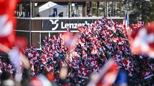 Stimmungsvoll: Die Tribüne ist beim Biathlonweltcup in Lantsch/lLenz am Samstag bestens gefüllt.