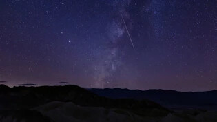 Von blossem Auge erkennbar: Mitte Dezember sorgt das Phänomen der Geminiden für viele Sternschnuppen am Himmel.