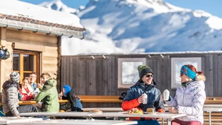 Ferien in der Bündner Bergwelt: Der Tourismus trägt einen grossen Teil zur wirtschaftlichen Wertschöpfung im Kanton Graubünden bei. Das untermauert eine neue Studie des Amts für Wirtschaft und Tourismus Graubünden.