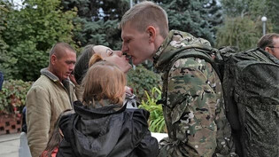 «Was muss, das muss. Also ging er hin.»: Ein russischer Soldat verabschiedet sich von seiner Familie.   