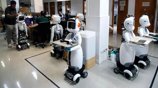 In Bangkok: Thailändische Techniker installieren eine Software auf einem Roboter, der für das Gesundheitswesen und für Dienstleistungsunternehmen entwickelt wurde.