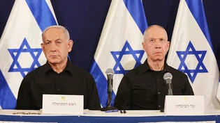 Verstimmung im Kriegskabinett: Verteidigungsminister Yoav Gallant (rechts) fordert von Regierungschef Benjamin Netanjahu eine Debatte über seinen Zukunftsplan für den Gazastreifen.