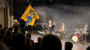 Die St.-Moritz-Fahne ist immer dabei: Auch auf der Bühne mit seinem Staatsorchester ist Christian Jott Jenny (Mitte) im Amt.
