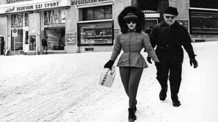 Shopping mit Sponsor in St. Moritz: Eine solche Szene, wie sie Pia Zanetti in ihrer Reportage 1966 vor dem Hotel «Monopol»  festgehalten hat, könnte sich auch heute noch genau so abspielen.