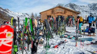 Wieder im Geschäft: Auf der Alp Confin hoch über San Bernardino kann seit wenigen Tagen wieder Ski gefahren werden, und auch das Angebot der Gastronomie fand sogleich guten Anklang. 