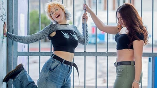 Body-Acceptance, die Emanzipation zeigt sich auch in der Mode: Die Freundinnen Giovanna (rechts) und Anna aus Chur ziehen aus Überzeugung auch im Winter bauchfreie T-Shirts an.