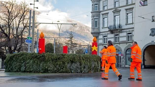 Der Tatort: Mitarbeiter der Stadt Chur räumen den Lego-Adventskranz wieder ab – oder was davon noch übrig ist.