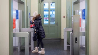 Ärgernis: Der Zugang zu den Bahnhof-Toiletten in Chur erfolgt bargeldlos mit Bankkarte oder Smartphone.