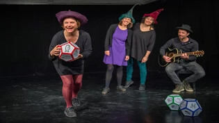 Spontan muss man sein: Eveline Weigand, Léonie Stocker, Helena Coiro Schwarz und Urs Stocker (von links) entwickeln ihre Geschichten direkt auf der Bühne – unter anderem mithilfe von Würfeln. 