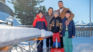 Angekommen: Das Ehepaar Andrada und Adrian Maftei aus Rumänien posiert mit den Söhnen Allen, Luis und Kevin (von links) auf der Terrasse ihres «Feldiserhofs» und vor der Bergkulisse, in der sich die Familie rundum wohlfühlt. 