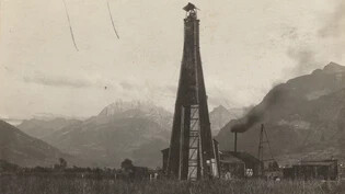 Bohrturm mit Hirzli im Hintergrund: Eine alte Ansichtskarte zeigt den Ölturm, der 1925 in Tuggen aufgestellt wurde.