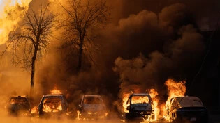 Inferno in Kiew: Autos stehen nach einem russischen Angriff auf die ukrainische Hauptstadt Anfang Jahr in Flammen. 