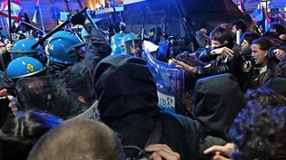 Chaotische Szenen: Protestler ringen am 13. Februar während einer pro-palästinensischen Demonstration vor dem Sitz der öffentlich-rechtlichen Rundfunkanstalt Rai in der italienischen Grossstadt Turin mit der Polizei. 