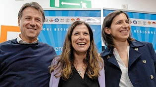 Strahlende Sieger: Italiens Ex-Premier Giuseppe Conte, seine Kandidatin und neue Präsidentin Sardiniens Alessandra Todde und die Chefin ihres Wahlbündnispartners PD Elly Schlein (von links) feiern einen knappen Sieg über die Rechte.  