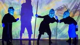 Auf der Probenbühne: Thomas Beck, Riikka Läser und Angela Collenberg (von links) treten in «Tell» mit Masken auf – den Titelhelden spielt Ivo Bärtsch (im Schattenriss).