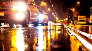 Gefahrenherd vor allem nachts: Die Scheinwerfer eines Fahrzeugs blenden andere Verkehrsteilnehmer, was zu Unfällen führen kann.